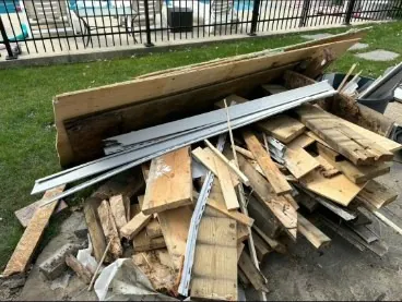 Tas de bois et de revêtement dans une cour